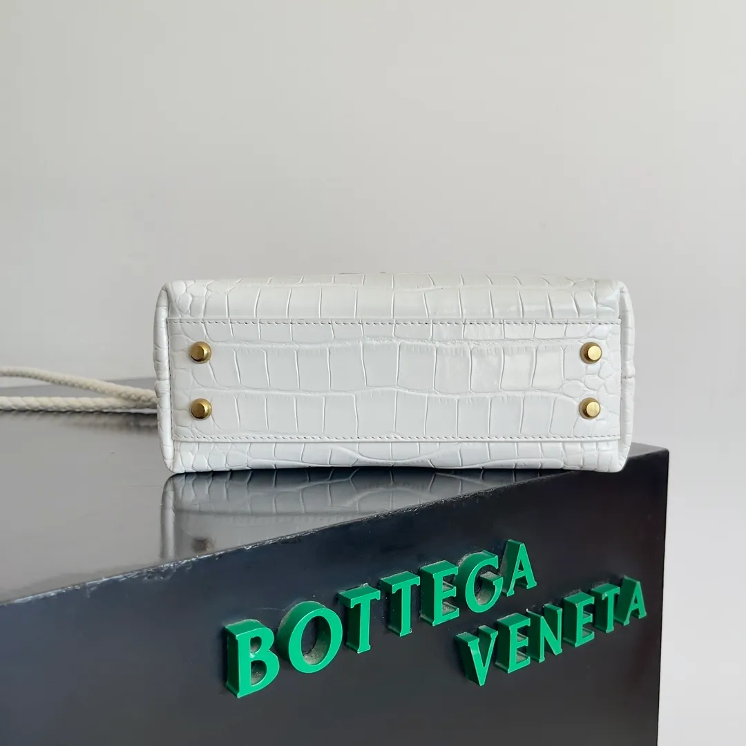 Batch 2880 BOTTEGA VENETA new women's crocodile leather ANDIAMO is shipped! ! ! As a classic model of the BV family, each innovation brings different surprises to fans. There are three ways to carry it with different makeup. Crocodile skin is called the gold in leather and is famous for its top luxury and rarity. During use, the luster of the crocodile skin will not fade or fade with time. No matter how long it is used, it will still remain new. And because each crocodile skin is different, the effect of each crocodile leather bag is different. Style number: 777614 Size: 22*9*15.5cm
